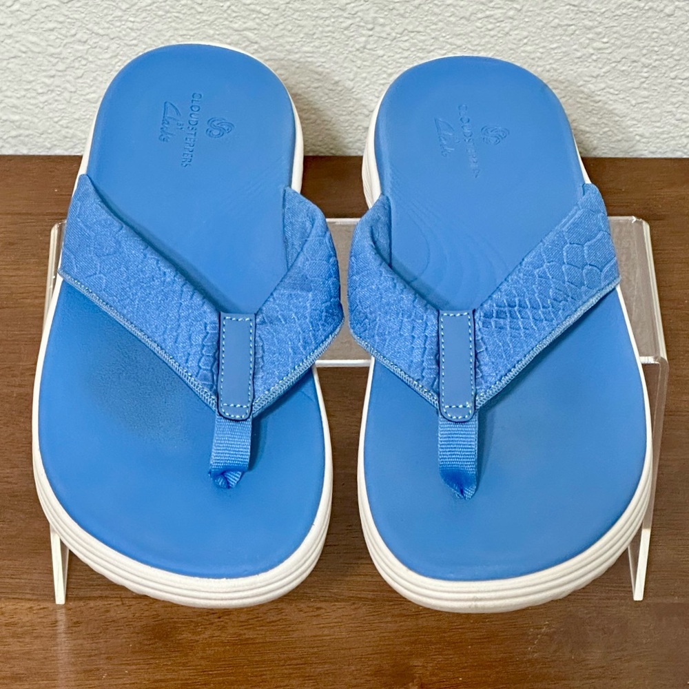CLARKS CLOUDSTEPPERS Women’s Cushioned Embossed Flip Flop, Blue, Size 9 Medium